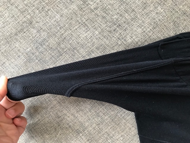 伸縮性があり、ゆったりして身体を締め付けないもの