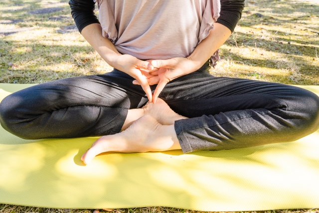 LAVA(ラバ)のヨガフローベーシックは初めての方にはきつい?ポーズ内容や消費カロリー、音楽や曲をチェック!