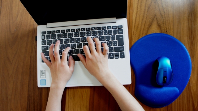 オンラインヨガの料金相場はいくら?