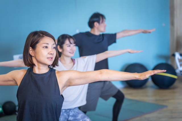 LAVA(ラバ)のヨガベーシックはきつい?ポーズ内容や効果、ヨガビギナーとの違いも解説