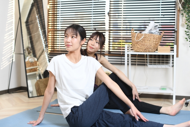 LAVA(ラバ)のエナジーヨガとは?ポーズ内容はきつい?消費カロリーや流れる音楽もチェック!